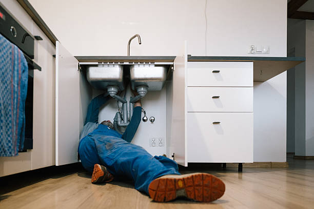 Professional Emergency Plumber technician working in Hawaiian Gardens, CA